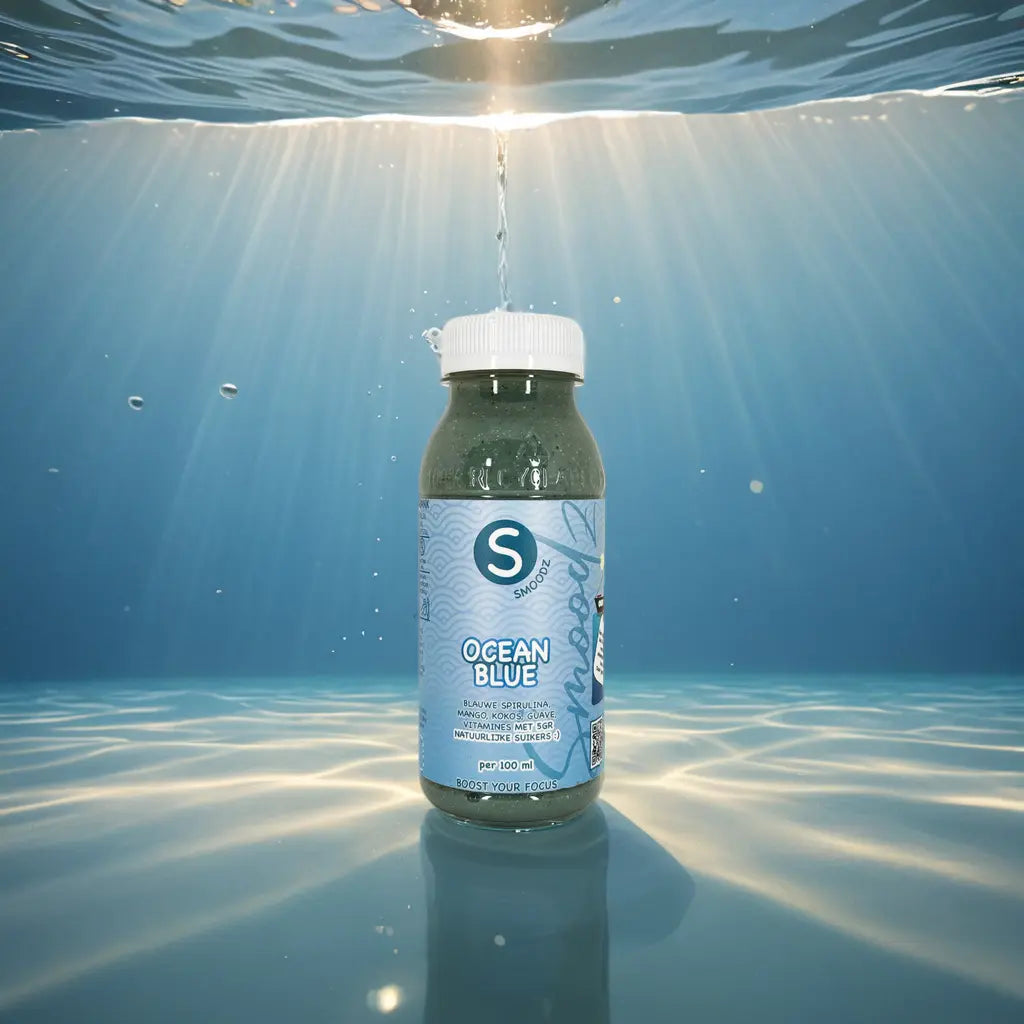 Blauwe spirulina poeder voor smoothies en bowls Gezonde recepten met blauwe spirulina en superfoods Blauwe spirulina smoothie in een glas met kokos en mango Ocean Blue bowl met blauwe spirulina en fruit toppings Spirulina smoothie: energieboost in een gezonde drank
