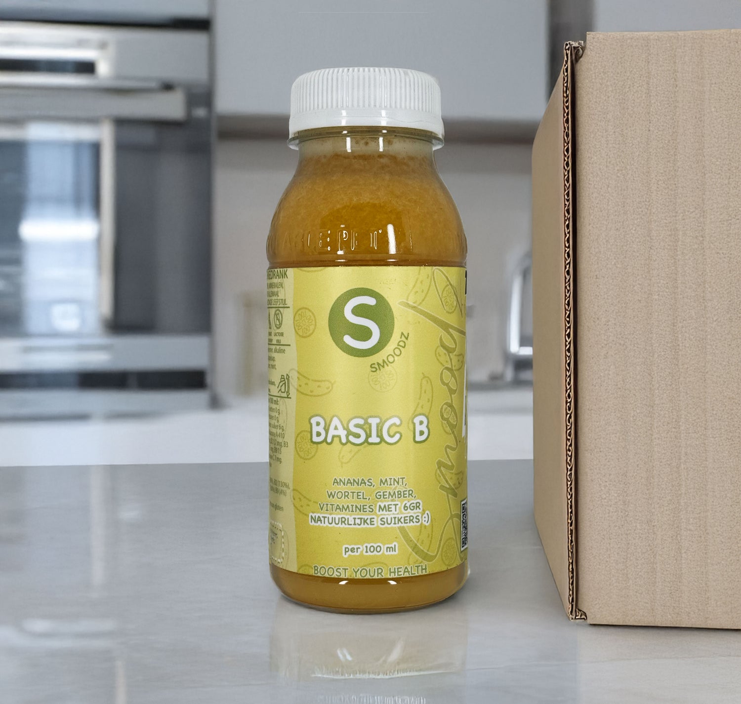 Basic B: een flesje sap met de frisse smaken van appel, munt, komkommer en meer, ideaal voor een gezonde levensstijl.