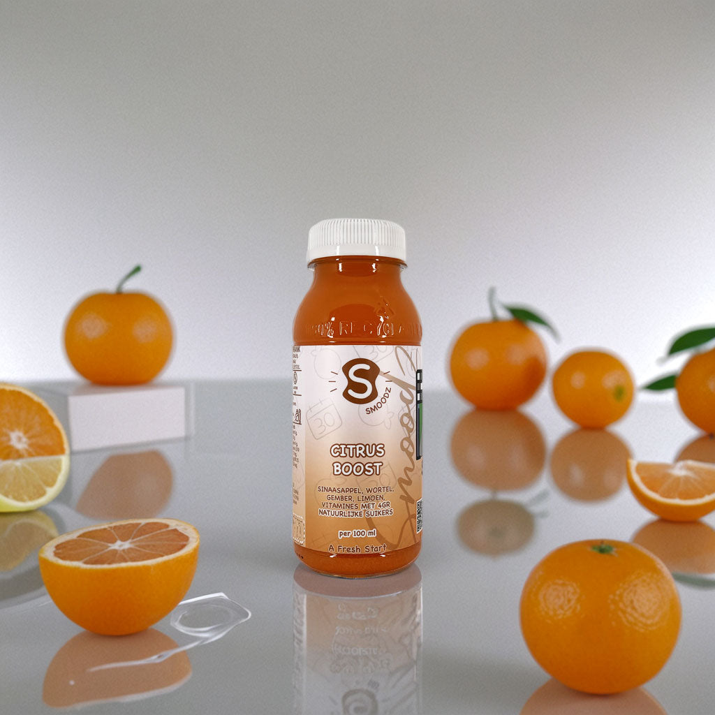 Flesje Citrus Boost met sinaasappel, wortel en limoen, een verfrissend en gezond sapje.