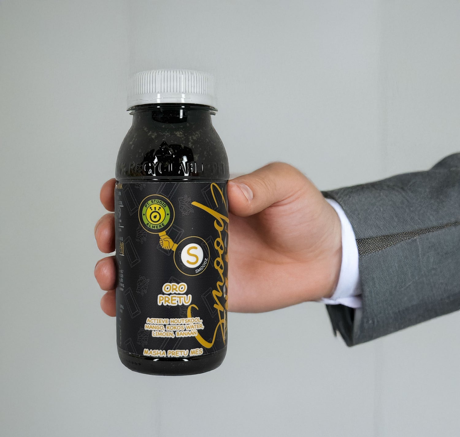 Flesje Oro Pretu detox smoothie met actieve houtskool, spinazie en kokos voor een frisse detox.