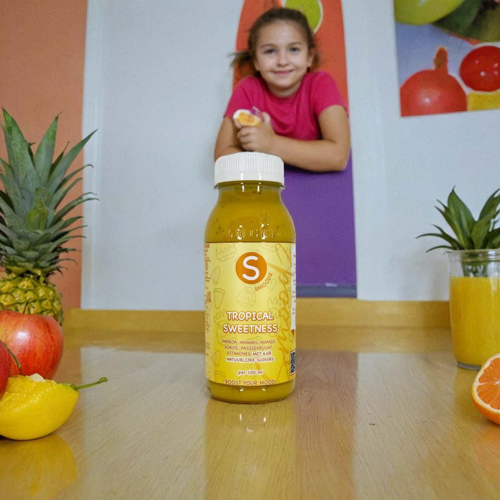 Biologische tropische smoothie. Laag in natuurlijke suikers met een lachende meisje