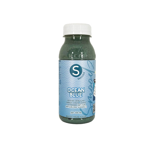 Ocean Blue smoothie met blauwe spirulina, mango en kokos Gezonde smoothie met blauwe spirulina, laag in suikers Tropische Ocean Blue smoothie met antioxidanten en vezels Blauwe spirulina smoothie met mango en chiazaad voor energie Ocean Blue smoothie: gezonde drank met vitaminen en mineralen